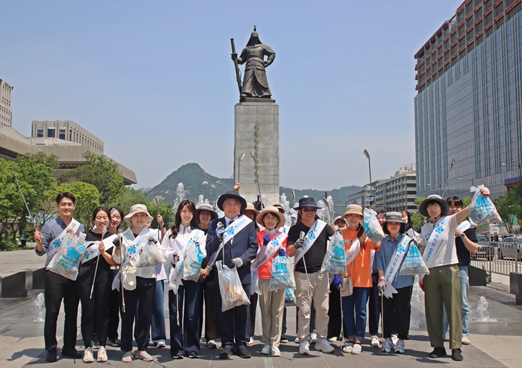 서울 사랑의열매 신혜영 사무처장, 홍보대사 김소영, 김재록 회장, 홍보대사 이익선, 홍보대사 김보성 부부와 관계자들이이 플로깅 봉사활동 후 기념촬영 하고 있다. / 서울 사회복지공동모금회