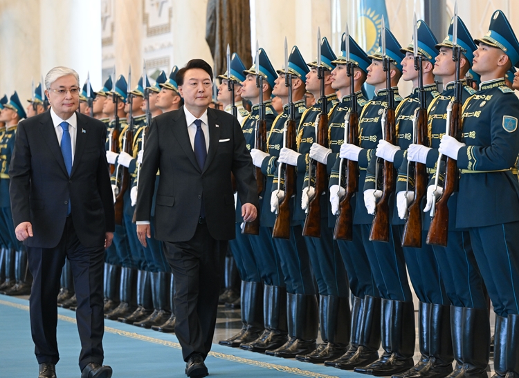 카자흐스탄을 국빈 방문한 윤석열 대통령과 카슴-조마르트 토카예프 카자흐스탄 대통령이 12일(현지시간) 아스타나 대통령궁에서 열린 공식 환영식에서 의장대를 사열하고 있다. (공동취재) / 뉴시스