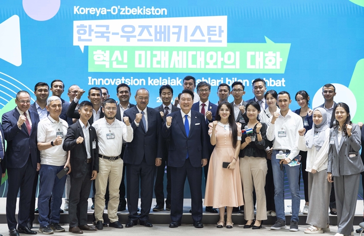 우즈베키스탄을 국빈 방문한 윤석열 대통령이 13일(현지시간) 타슈켄트 우즈베키스탄 창업촉진센터(U-Enter)에서 열린 한-우즈벡 혁신 미래세대와의 대화에서 참석자들과 기념촬영을 하고 있다. (공동취재) / 뉴시스