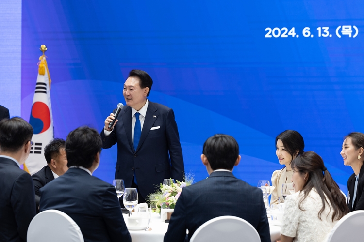 우즈베키스탄을 국빈 방문한 윤석열 대통령이 13일(현지시간) 타슈켄트 힐튼호텔에서 열린 동포 만찬 간담회에서 발언하고 있다.(공동취재) / 뉴시스