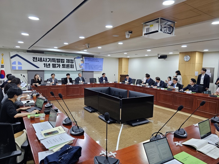 전세사기피해자들을 지원하는 전세사기특별법이 제정된 지 1년이 지난 가운데 해당 법안을 두고 피해자, 시민단체, 야권 인사들이 한데 모여 이에 관한 토론을 전개했다. 사진은 국회의원회관에서 토론을 이어가고 있는 토론자들의 모습. / 사진=이강우 기자 