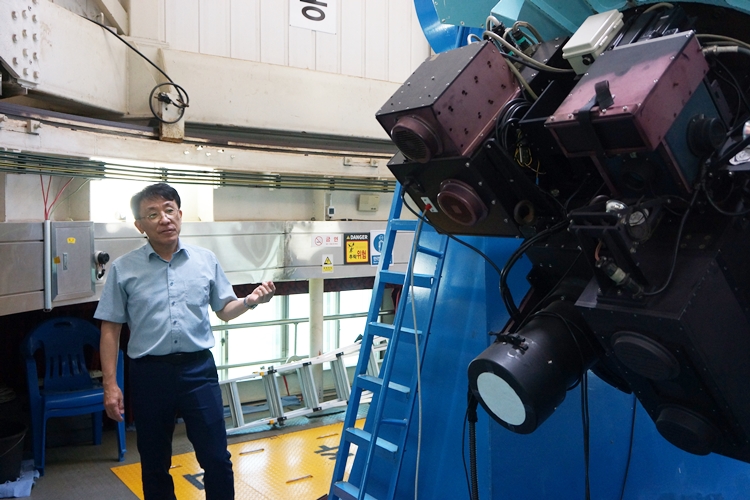 2011년당시 책임연구원으로 성현일 대장은 1.8m 천체 관측 광학망원경(사진)으로 블랙홀의 에너지광선 관찰에 성공했다./ 박설민 기자