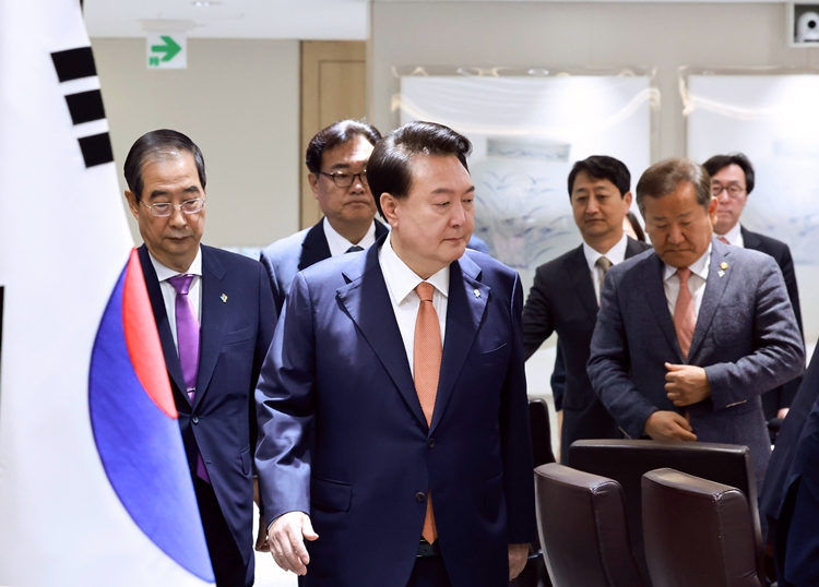 윤석열 대통령이 18일 서울 용산 대통령실 청사에서 열린 국무회의에서 입장하고 있다. (대통령실통신사진기자단) / 뉴시스