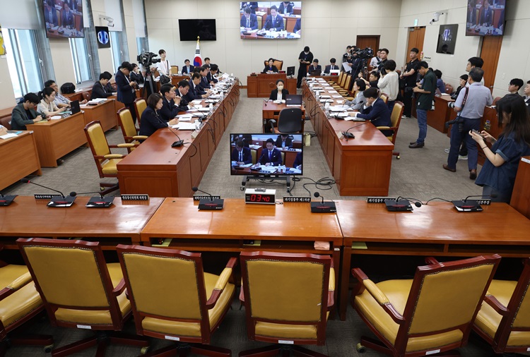 더불어민주당을 비롯한 야권이 청문회 카드를 꺼내들면서 22대 국회가 '청문회 정국'으로 흐르는 모습이다. 사진은 최민희 국회 과방위원장이 18일 국회에서 열린 제3차 과학기술정보방송통신위원회를 주재하고 있는 모습. 이날 국민의힘 의원들과 이종호 과학기술정보통신부 장관, 김홍일 방송통신위원장은 위원회에 불참했다. / 뉴시스