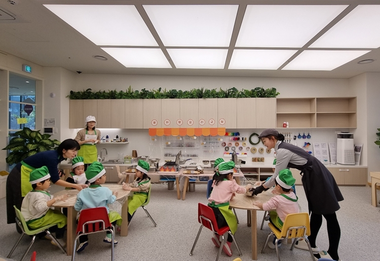 현대모비스는 임직원 자녀들의 쾌적한 보육 공간 확보를 위해 직접 부지를 마련해 어린이집 건물을 짓고 지난해부터 본격 운영 중이다. / 현대모비스