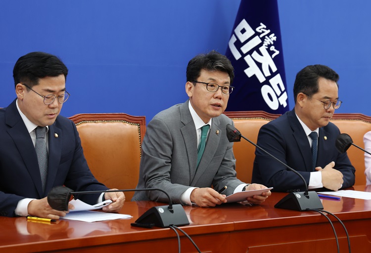 진성준 더불어민주당 정책위의장이 20일 국회에서 열린 정책조정회의에서 발언하고 있다. / 뉴시스