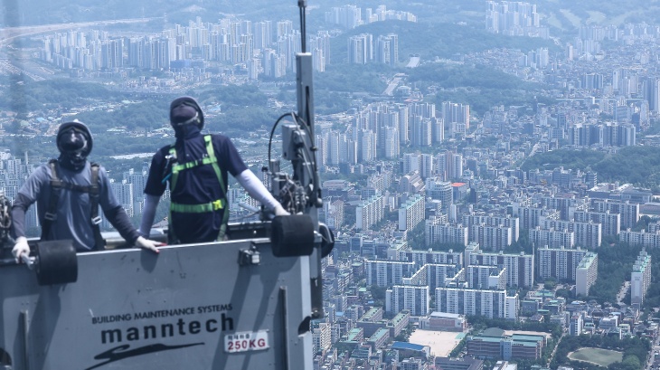 정부는 지난 19일 '저출생 추세 반정을 위한 대책'을 발표하고 저출산 현상을 타파하고 결혼·출산·양육이 청약과 대출, 세금 면에서 장점으로 느껴질 수 있도록 관련 규제를 완화하는 내용을 발표했다. 다만 참여연대 등 일부의 허점 지적도 잇따랐다. 사신은 대한민국의 아파트 전경. / 뉴시스