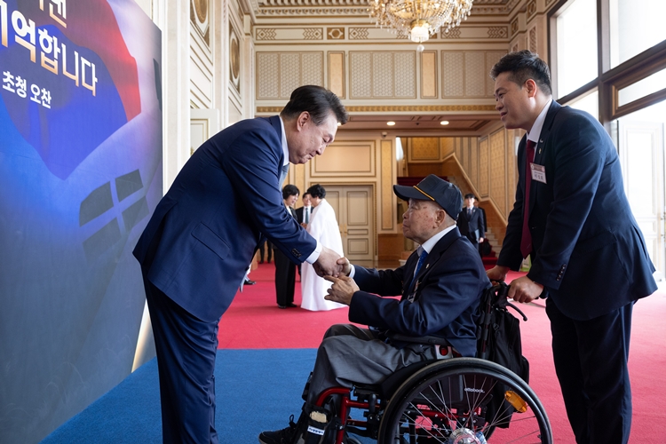 윤석열 대통령이 21일 경기도 수원 보훈요양원을 방문해 국가유공자 어르신들의 안부를 챙겼다. 사진은 지난 6일 서울 청와대 영빈관에서 열린 국가유공자 및 보훈가족 초청 오찬에서 윤 대통령이 참석자들을 맞이하는 모습. / 대통령실 제공
