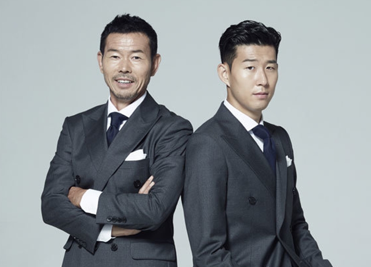 '제4회 대한민국 어린이대상'에서 최고의 스타로 꼽힌 (왼쪽부터) 손웅정 씨와 손흥민의 모습 / 수오서재