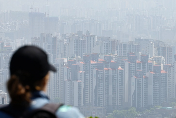 한국건설산업연구원은 지난 21일 보고서를 통해 한국의 인구감소로 인해 한국 주택의 수요는 변화할 것이며, 이에 대한 근본적인 변화가 필요한 시점이라고 전했다. 사진은 대한민국의 아파트 전경./ 뉴시스