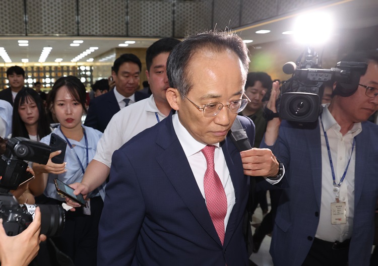 국민의힘이 24일 자당의 몫으로 분류됐던 7개 국회 상임위원장을 선출하겠다는 입장을 밝히면서 제22대 국회 원 구성이 마무리 단계에 들어갔다. 사진은 추경호 국민의힘 원내대표가 이날 국회 로텐더홀에서 대국민 입장 발표를 마친 뒤 국회를 나서고 있는 모습. / 뉴시스