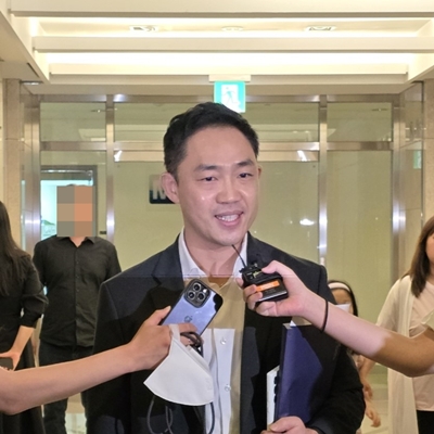 27일 과학기술정보통신부(이하 과기정통부)는 서울 마포구 인근에서 스테이지엑스 제4이통사 후보자격 취소 관련 청문을 개최했다. 사진은 서상원 스테이지엑스 대표가 청문에 참석하기 전 기자들 질문에 답변하는 모습. / 뉴시스