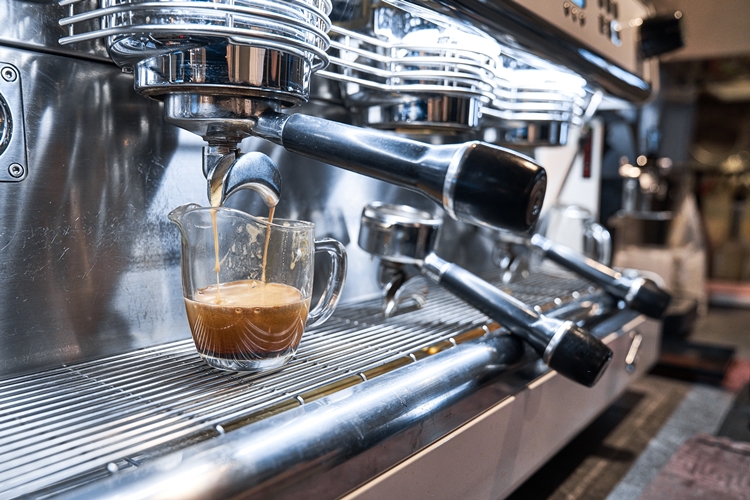 통계청 국가통계포털은 국내 커피전문점 수가 지난 2022년 말 기준 10만개를 돌파한 것으로 나타났다고 밝혔다. / 게티이미지뱅크