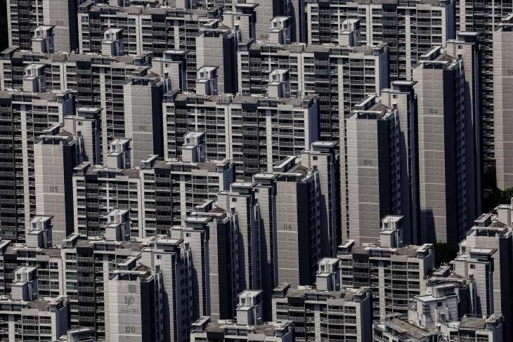 대한건설정책연구원은 지난 1일 브리프 발표를 통해 오는 12월까지 만료 시기가 도래한 임대차 2법의 영향을 받은 아파트 물량이 앞으로 쏟아질 예정이며, 앞으로 전·월세 상승을 견인할 수 있어 해당 법안의 개정이 필요하다고 주장했다. 사진은 대한민국의 아파트 전경./ 뉴시스