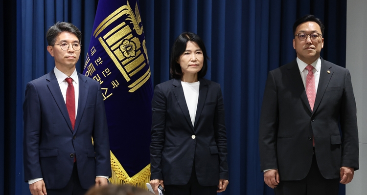 김완섭(왼쪽부터) 환경부 장관 후보자, 이진숙 방송통신위원장 후보자, 김병환 금융위원장 후보자가 4일 서울 용산 대통령실 청사에서 열린 정무직 인선 발표 브리핑에 임석하고 있다. / 뉴시스