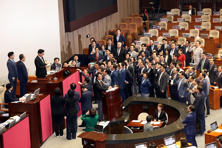 우원식 국회의장이 4일 오후 서울 여의도 국회에서 열린 제415회 국회(임시회) 제5차 본회의에서 '채해병 특검법' 관련 필리버스터(무제한 토론)를 중단하는 표결을 진행하려 하자 국민의힘 의원들이 항의하며 구호를 외치고 있다.  /뉴시스