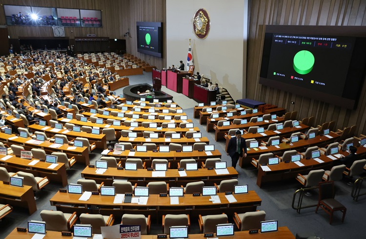 우원식 국회의장이 4일 오후 국회에서 열린 제415회 국회(임시회) 제5차 본회의에서 순직 해병 수사 방해 및 사건 은폐 등의 진상규명을 위한 특별검사의 임명 등에 관한 법률안 가결을 선포하고 있다. 국민의힘은 표결에 불참했다. / 뉴시스