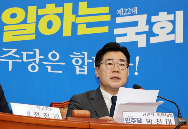 박찬대 더불어민주당 당 대표 직무대행 겸 원내대표가 5일 오전 국회에서 열린 최고위원회의에서 발언하고 있다. / 뉴시스