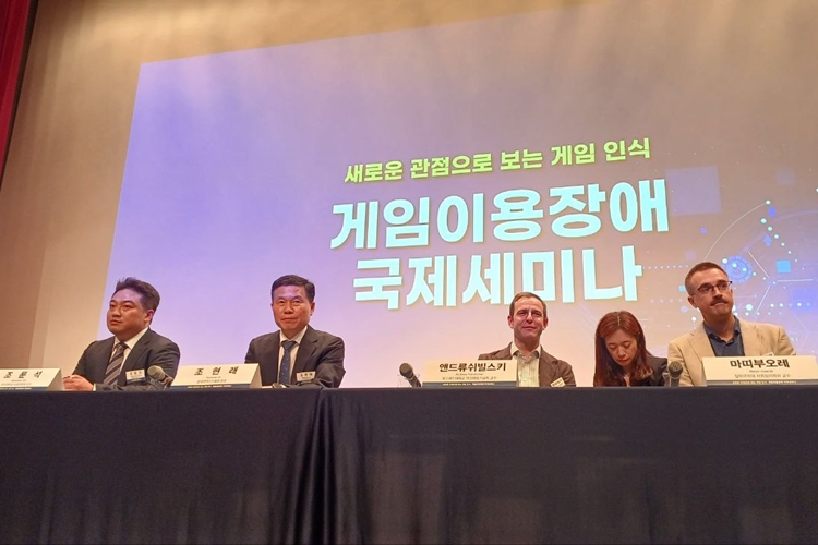 5일 한국콘텐츠진흥원과 한국게임산업협회는 서울 용산구에 위치한 국립중앙박물관에서 기자간담회를 열고 학계 전문가와 함께 게임 질병 코드 도입에 반대 의견을 밝혔다. 사진은 (왼쪽부터) 조문석 한성대학교 사회과학부 교수, 조현래 한국콘텐츠진흥원장, 앤드류 쉬빌스키 옥스퍼드대학교 인간행동기술학 교수, 통역사, 마띠 부오레 튈뷔르흐대학교 사회심리학과 교수 등이 간담회에 참석한 모습. / 조윤찬 기자