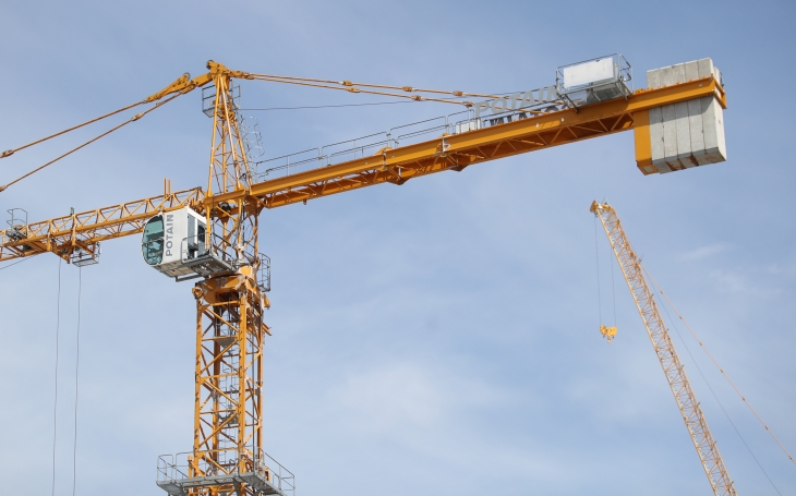 한국건설산업연구원이 지난 7일 통계청 고용동향을 분석한 바에 따르면 올해 5월 건설업 취업자 수는 207만명으로 전월 대비 1.3% 감소했으며, 전년 동월 대비 2.2% 감소했다. 사진은 건설 현장의 타워크레인./ 뉴시스