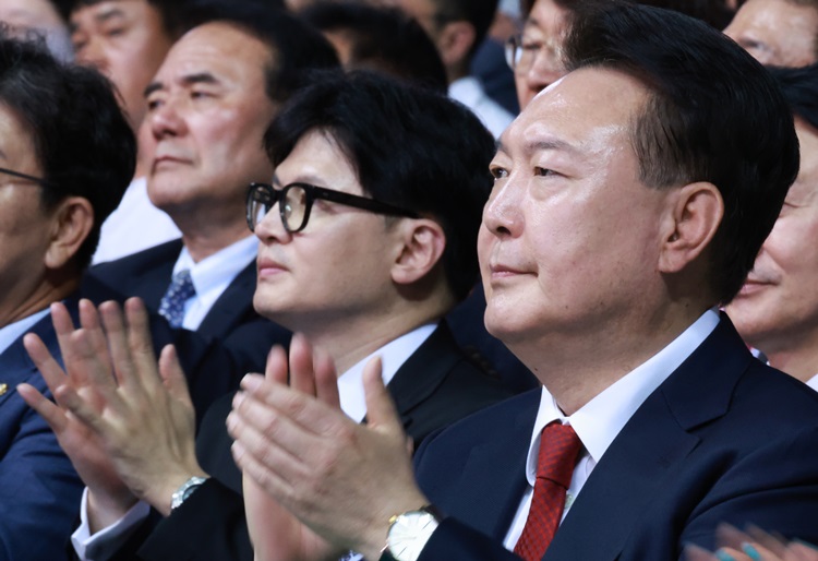 더불어민주당 등 야권이 김건희 여사와 한동훈 국민의힘 당 대표 후보 간의 이른바 ‘문자 읽씹’ 논란을 고리로 공세 수위를 높이고 있다. 사진은 윤석열 대통령이 지난 4일 인천 남동체육관에서 열린 한국자유총연맹 창립 제70주년 기념식에 참석해 박수치고 있는 모습. 윤 대통령 왼쪽은 한동훈 국민의힘 당대표 후보. / 뉴시스