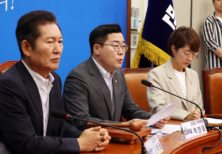 박찬대 더불어민주당 당대표 직무대행이 8일 국회에서 열린 더불어민주당 최고위원회의에서 발언하고 있다. / 뉴시스