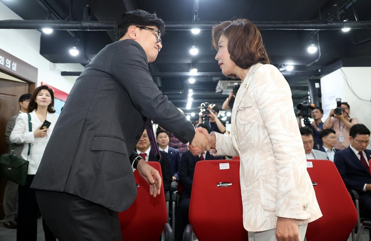 나경원 국민의힘 당 대표 후보와 한동훈(왼쪽) 후보가 지난 5일 오후 서울 여의도 국민의힘 중앙당사에서 열린 미래를 위한 약속, 공정 경선 서약식에서 악수하고 있다.  /뉴시스
