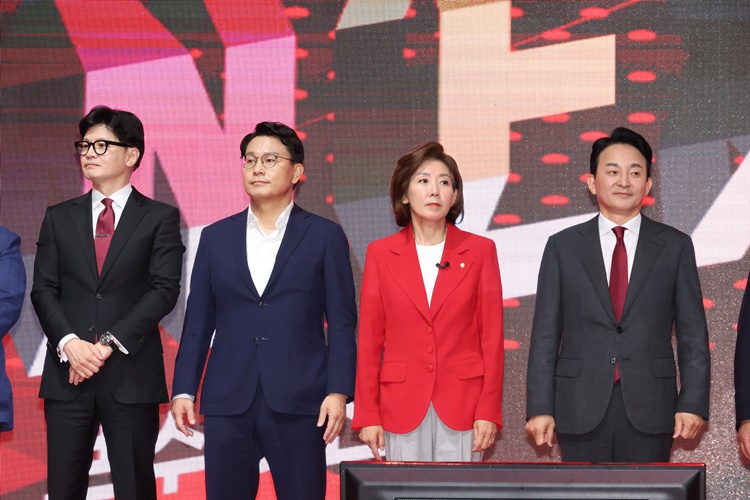 한동훈(왼쪽부터), 윤상현, 나경원, 원희룡 국민의힘 당 대표 후보들이 8일 오후 광주 서구 김대중컨벤션센터에서 열린 국민의힘 제4차 전당대회 광주·전북·전남·제주 합동연설회에서 기념촬영에 앞서 대기하고 있다.  /뉴시스