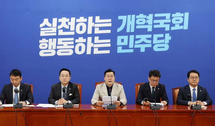 박찬대 더불어민주당 당대표 직무대행 겸 원내대표가 9일 국회에서 열린 원내대책회의에서 발언하고 있다. / 뉴시스