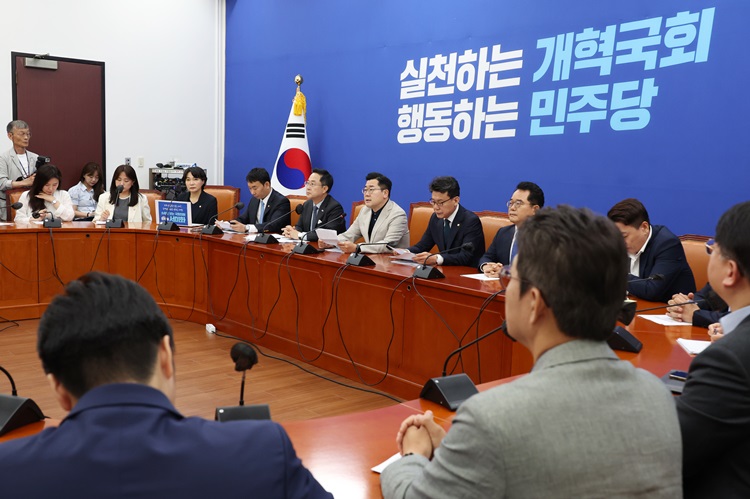 더불어민주당이 이른바 ‘문자 읽씹’ 논란과 윤석열 대통령의 탄핵소추안 발의를 요청하는 국회 국민동의청원을 고리로 정부‧여당을 향한 총공세에 나섰다. 사진은 박찬대 당대표 직무대행 겸 원내대표가 9일 국회에서 열린 원내대책회의에서 발언하고 있는 모습. / 뉴시스