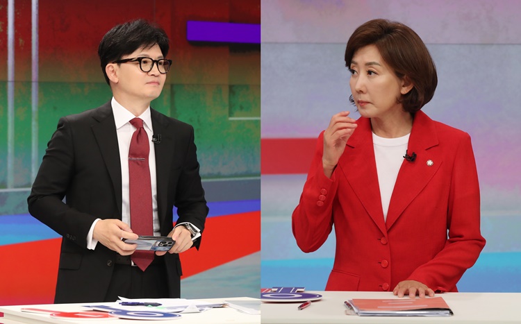 (왼쪽)한동훈 국민의힘 당대표 후보와 (오른쪽)나경원 국민의힘 당대표 후보가 전날(9일) 오후 서울 중구 TV조선에서 열린 첫 방송토론회에 참석해 토론 준비를 하고 있다.  /뉴시스