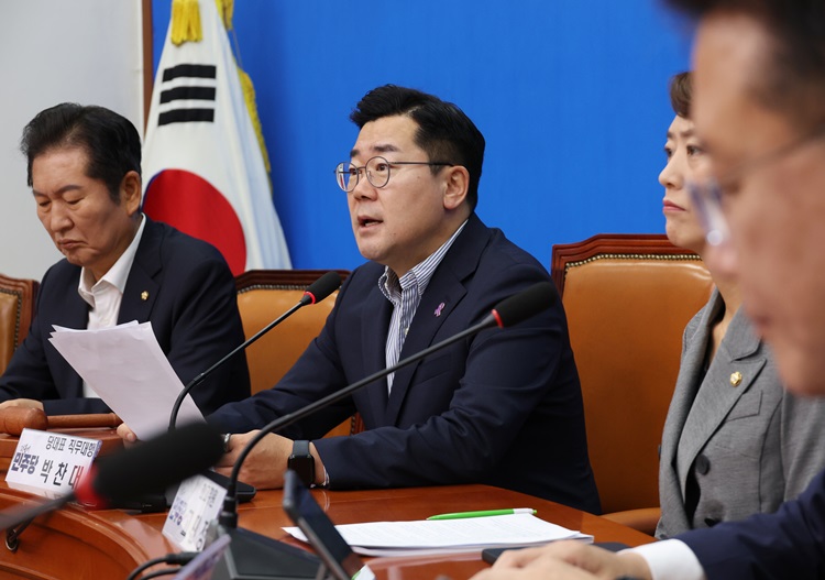 박찬대 더불어민주당 당대표 직무대행 겸 원내대표가 10일 국회에서 열린 당 최고위원회의에서 발언하고 있다. / 뉴시스