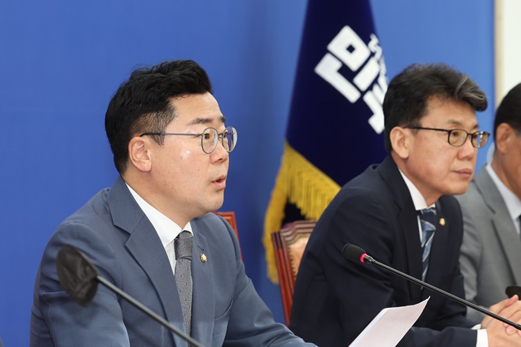 박찬대 더불어민주당 대표 권한대행 겸 원내대표가 11일 오전 국회에서 열린 정책조정회의에서 발언하고 있다. / 뉴시스