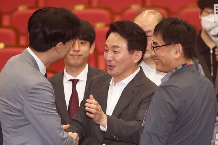 원희룡 국민의힘 당 대표 후보가 11일 오전 서울 여의도 국회 의원회관에서 열린 투게더포럼에서 참석자들과 인사하고 있다. 원 후보와 악수하고 있는 이는 조정훈 국민의힘 의원. /뉴시스