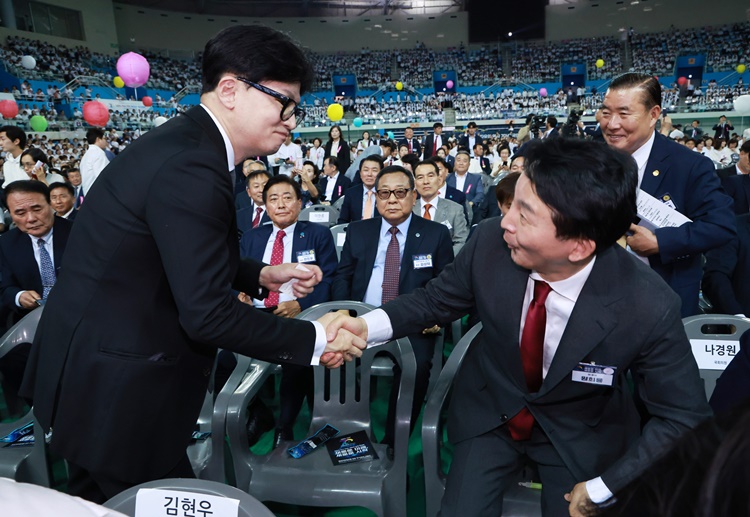 국민의힘 원희룡, 한동훈 당대표 후보가 지난 4일 인천 남동체육관에서 열린 한국자유총연맹 창립 제70주년 기념식에서 반갑게 인사를 나누고 있는 모습. 당권을 두고 연일 공방을 이어가는 지금 모습과 대비된다.  /뉴시스