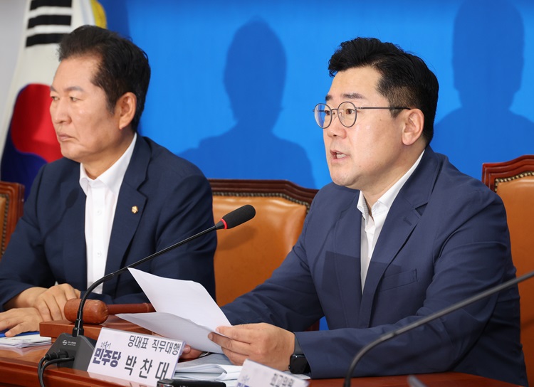 박찬대(오른쪽) 더불어민주당 당 대표 직무대행 겸 원내대표가 12일 오전 국회에서 열린 최고위원회의에서 발언하고 있다. 왼쪽은 정청래 최고위원. / 뉴시스