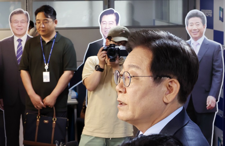 이재명 전 더불어민주당 대표가 종합부동산세(종부세)의 재검토를, 금융투자소득세(금투세) 도입 유예를 시사하는 발언을 한 것을 두고 야권 내에서 의견이 엇갈리는 모습이다. 사진은 이 전 대표가 지난 10일 서울 여의도 중앙당사에서 당 대표 출마 선언을 하고 있는 모습. / 뉴시스