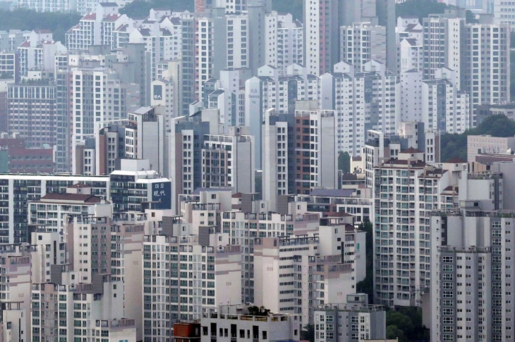 베이비부머 세대가 은퇴했거나 은퇴가 예정됨에 따라 상속·증여 시장이 견인될 것이란 예측이 나왔다. 다만 현 한국의 상황에 따라 상속·증여 시장이 견인될 시점이 미뤄지고 이들 세대의 노후를 위한 '투자'가 늘어날 수 있다는 전망 또한 제기됐다. 사진은 대한민국의 아파트 전경./ 뉴시스