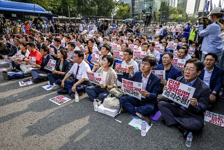 더불어민주당 내에서 채상병 특검법에 대한 국회 재표결이 부결되는 상황을 염두에 두고 ‘상설특검법’을 도입하는 방안이 거론되고 있다. 사진은 이재명 전 더불어민주당 대표을 비롯한 야6당 대표와 참석자들이 지난 13일 서울 종로구 광화문광장 인근에서 열린 채상병 특검법 거부 강력 규탄, 민생개혁이법 즉각 수용 거부권거부 범국민대회에서 피켓을 들고 구호를 외치고 있는 모습. / 뉴시스
