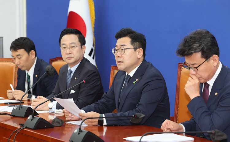 박찬대 더불어민주당 대표 권한대행 겸 원내대표가 16일 오전 국회에서 열린 원내대책회의에서 발언하고 있다. / 뉴시스