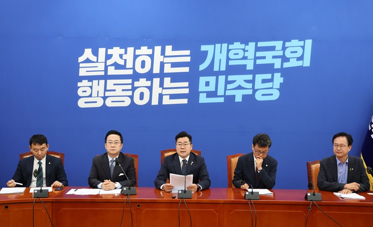 더불어민주당은 김건희 여사와 국민의힘 당권주자인 한동훈 후보와 관련된 ‘댓글팀 의혹’에 대해 총공세에 나섰다. 사진은 박찬대 당 대표 권한대행 겸 원내대표가 16일 오전 국회에서 열린 원내대책회의에서 발언하고 있는 모습. / 뉴시스