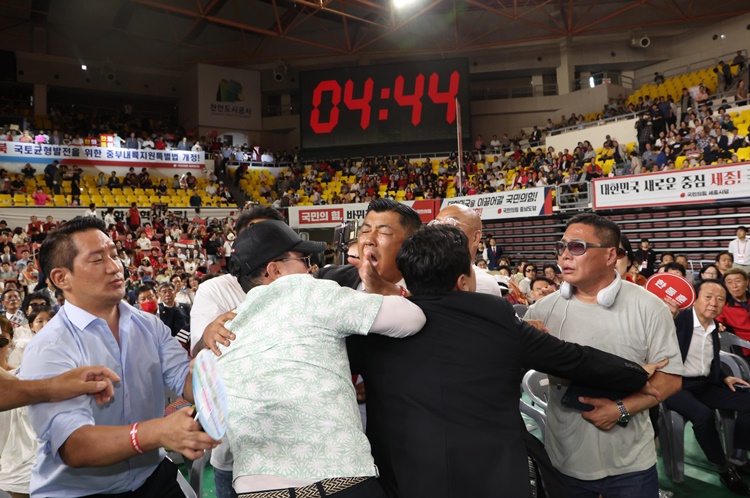 지난 15일 오후 충남 천안시 유관순체육관에서 열린 국민의힘 제4차 전당대회 대전·세종·충북·충남 합동연설회에서 원희룡 후보와 한동훈 후보 지지자들이 충돌하자 경호원과 당직자들이 제지하고 있다.  /뉴시스