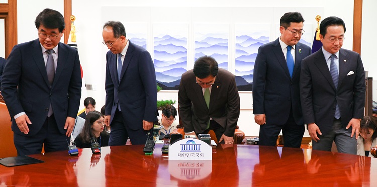 우원식(가운데) 국회의장과 여야 원내대표, 원내수석부대표가 16일 오후 국회 의장실에서 회동에 앞서 기념촬영을 한 뒤 자리로 돌아가고 있다. 왼쪽부터 배준영 국민의힘 원내수석부대표, 추경호 원내대표, 우 의장, 박찬대 더불어민주당 당 대표 직무대행 겸 원내대표, 박성준 원내수석부대표. / 뉴시스