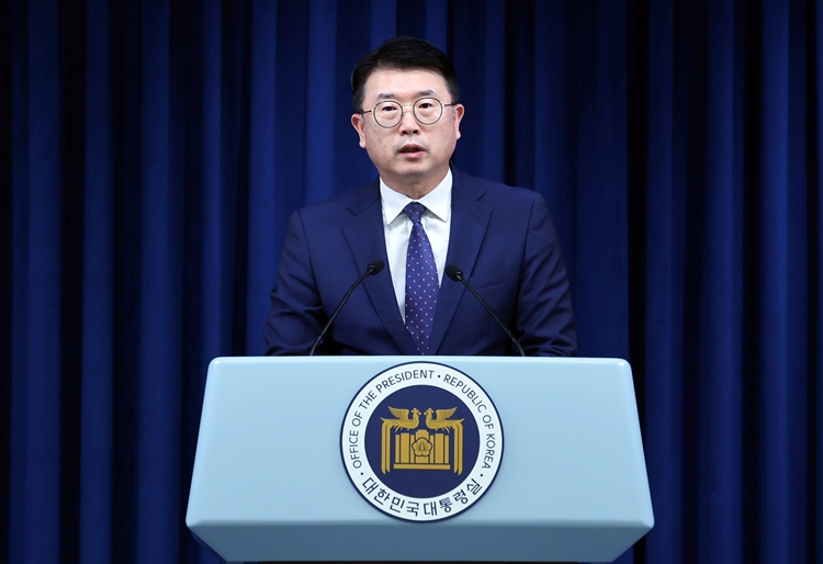 장상윤 사회수석이 16일 서울 용산 대통령실 청사에서 늘봄학교 관련 브리핑을 하고 있다. / 뉴시