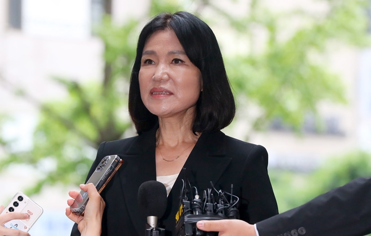 이진숙 방송통신위원장 후보자가 지난 8일 오전 경기 과천시 소재 청문회 준비 사무실로 출근하며 취재진의 질문에 대답하고 있다. / 뉴시스