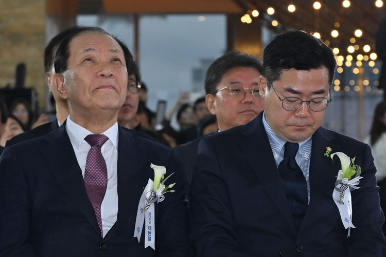 제22대 국회의 임기가 시작된 후 첫 제헌절인 17일, 여야의 공방은 끊이지 않았다. 이러한 여야의 강 대 강 대치를 두고 정대철 헌정회장은 여야 모두를 비판했다. 사진은 황우여 국민의힘 비상대책위원장과 박찬대 더불어민주당 당 대표 권한대행 겸 원내대표가 이날 오전 국회에서 열린 제76주년 제헌절 기념식에서 서로 다른곳을 보고 있는 모습. / 뉴시스