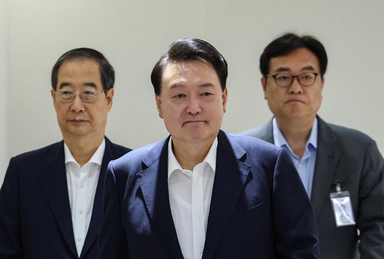 윤석열 대통령이 지난 16일 서울 용산 대통령실 청사에서 열린 국무회의에 입장하고 있다. 왼쪽은 한덕수 국무총리, 오른쪽은 정진석 비서실장. (대통령실통신사진기자단) / 뉴시스