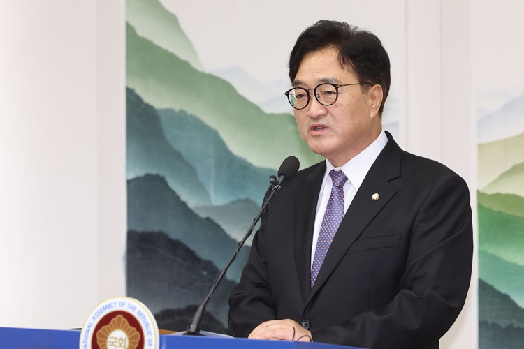 우원식 국회의장이 17일 오후 국회의장 접견실에서 열린 긴급 기자회견에서 발언하고 있다. / 뉴시스