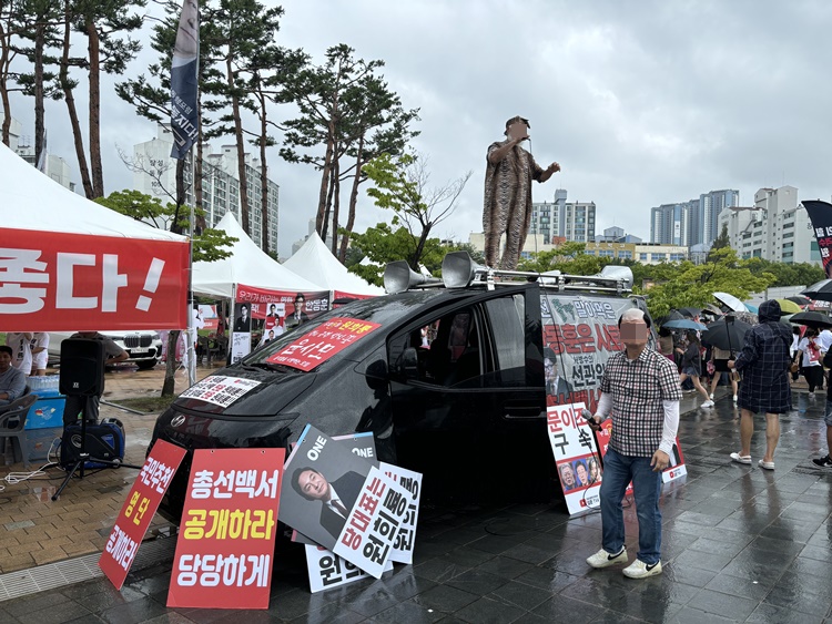 17일 경기 고양 소노아레나에서 열린 국민의힘 서울·인천·경기·강원 합동연설회장 밖에서 지지 유세를 하고 있는 킬문TV 김모씨 등 원희룡 후보 지지 정치 유튜버들의 모습. /손지연 기자