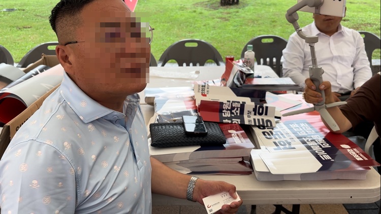 17일 경기 고양 소노아레나에서 열린 국민의힘 서울·인천·경기·강원 합동연설회장 밖에서 인터뷰 중인 정치 유튜버 황모씨의 모습. /뉴시스